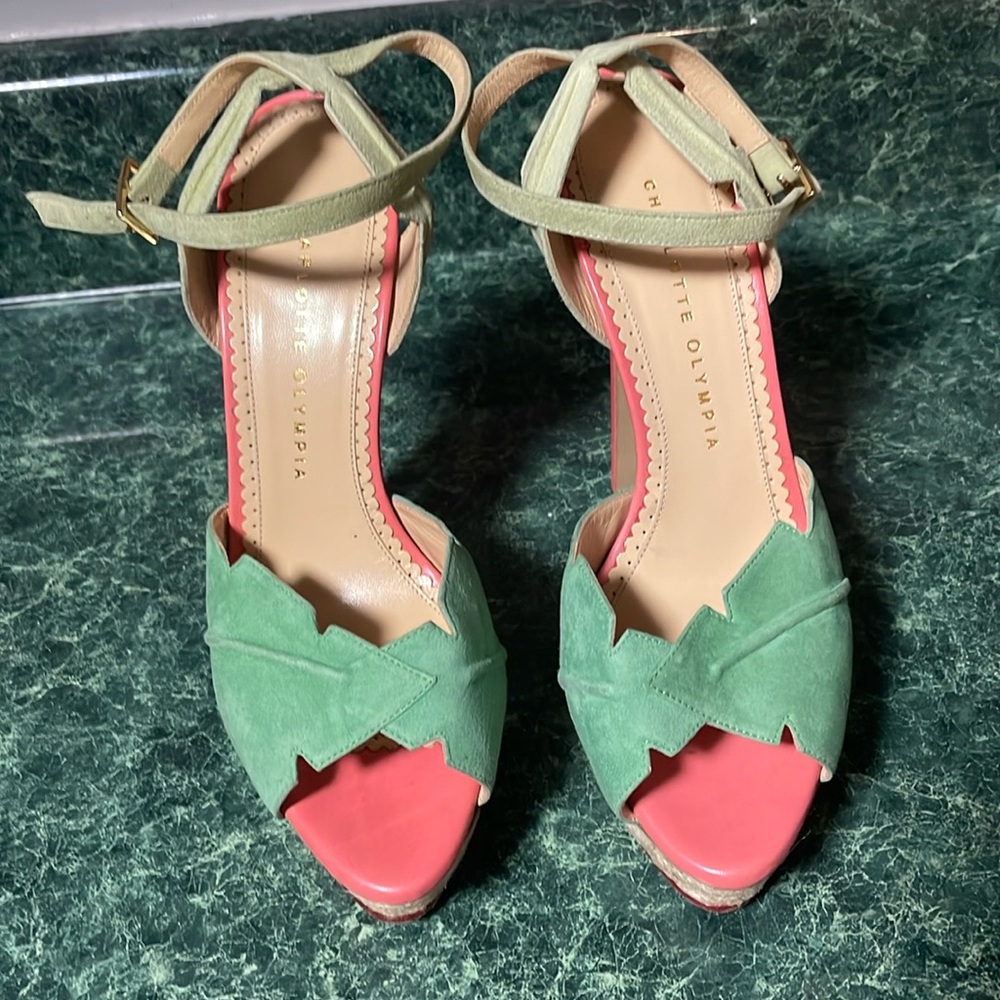 Woman's size 8 heels